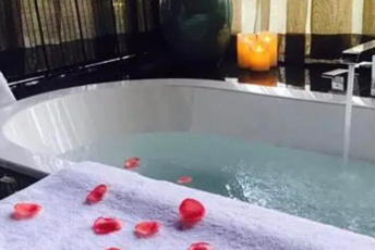 杭州滨江区水疗池中的失重冥想:当身体学会漂浮